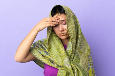 Mor arka planda başağrısı olan Hintli kadın.