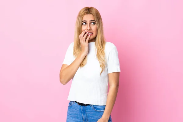 Jonge Uruguayaanse Blonde Vrouw Geïsoleerde Roze Achtergrond Een Beetje Nerveus — Stockfoto