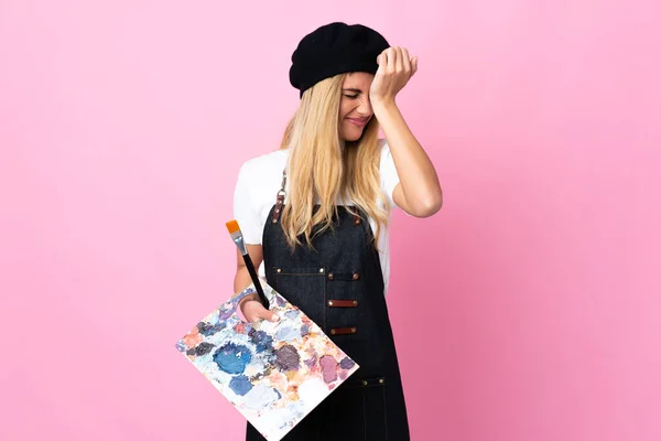 Junge Künstlerin Hält Eine Palette Über Isoliertem Rosa Hintergrund Und — Stockfoto