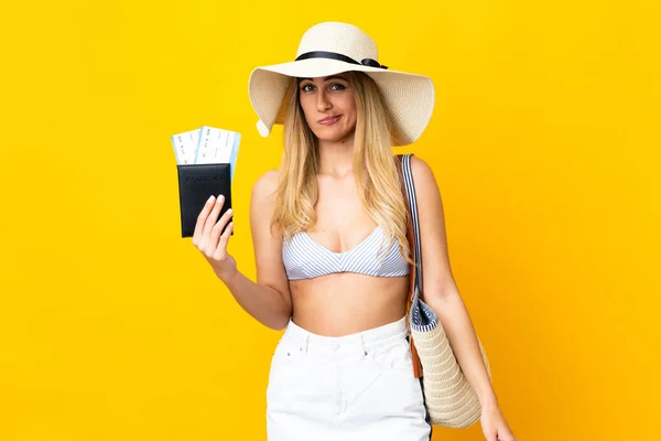 Jonge Uruguayaanse Blonde Vrouw Badpak Met Een Paspoort Geïsoleerde Gele — Stockfoto