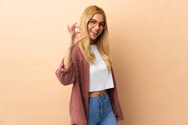 Молодая Уругвайская Блондинка Изолированном Фоне Показывает Знак Пальцами — стоковое фото
