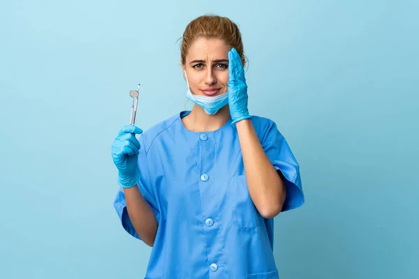 Mladá Žena Zubařka Drží Nástroje Izolovaném Modrém Pozadí Nešťastné Frustrované — Stock fotografie