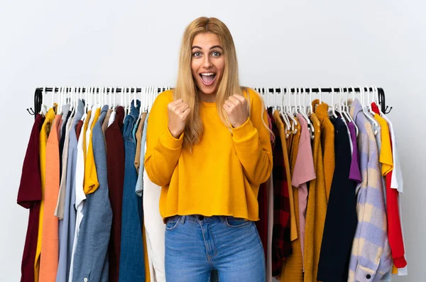 Mladá Uruguayská Blondýnka Obchodě Oblečením Slaví Vítězství Vítězné Pozici — Stock fotografie