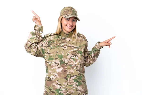Військова Жінка Ізольована Білому Тлі Вказуючи Пальцем Латеральні Щасливі — стокове фото