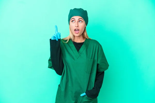 Молодая Хирург Уругвай Женщина Зеленой Форме Изолированы Синем Фоне Думая — стоковое фото