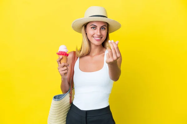 Ξανθιά Ουρουγουανή Κοπέλα Καλοκαίρι Κρατώντας Παγωτό Απομονωμένο Κίτρινο Φόντο Κάνοντας — Φωτογραφία Αρχείου