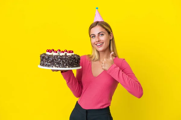 Blondynka Urugwajska Dziewczyna Trzyma Tort Urodzinowy Izolowane Żółtym Tle Dając — Zdjęcie stockowe