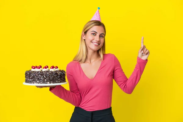 Chica Rubia Uruguaya Sosteniendo Pastel Cumpleaños Aislado Sobre Fondo Amarillo —  Fotos de Stock