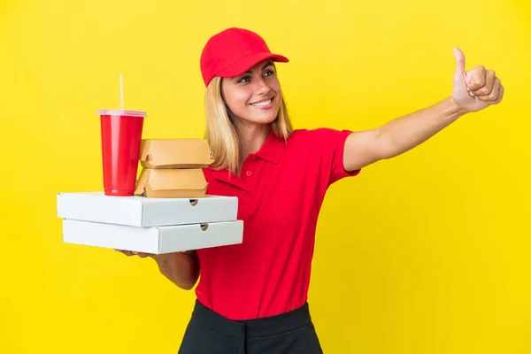Lieferung Uruguayische Frau Hält Fast Food Isoliert Auf Gelbem Hintergrund — Stockfoto