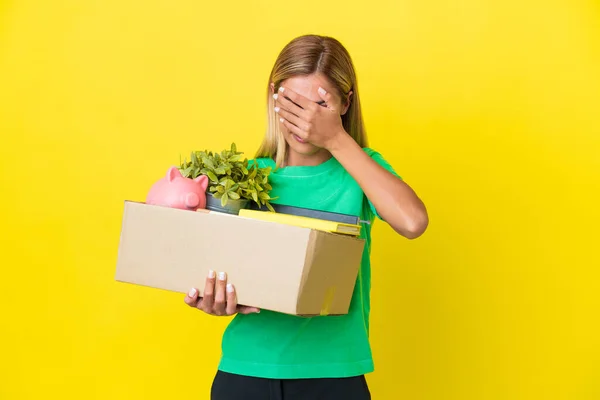 Young Uruguayan Girl Making Move While Picking Box Full Things — Stock Photo, Image