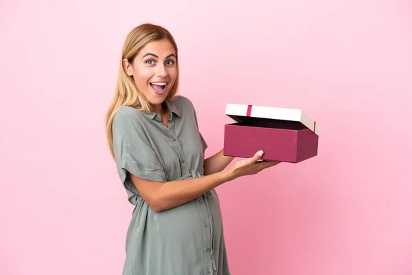 Jonge Uruguayaanse Vrouw Geïsoleerd Blauwe Achtergrond Zwanger Met Een Geschenk — Stockfoto