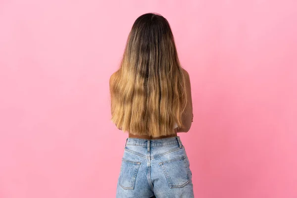 Jeune Femme Caucasienne Isolée Sur Fond Rose Position Arrière — Photo