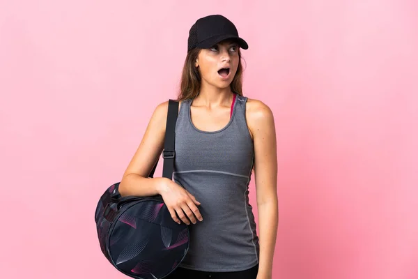 Mladá Sportovní Žena Sportovní Taška Izolované Růžovém Pozadí Při Pohledu — Stock fotografie