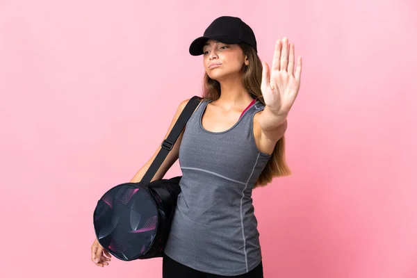 Mujer Deportiva Joven Con Bolsa Deporte Aislada Sobre Fondo Rosa — Foto de Stock