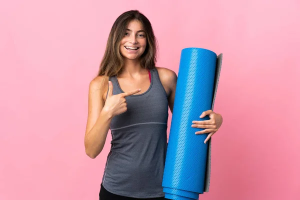 Joven Deportista Yendo Clases Yoga Mientras Sostiene Una Esterilla Aislada —  Fotos de Stock