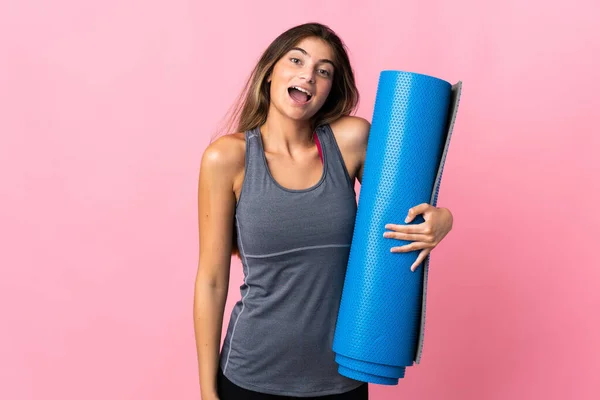 Giovane Donna Sportiva Che Alle Lezioni Yoga Mentre Tiene Tappeto — Foto Stock
