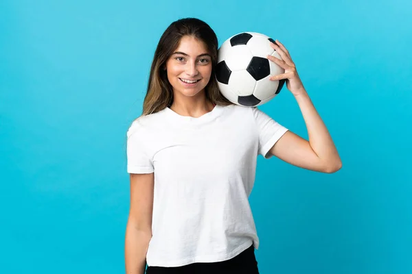 Młoda Kaukaska Kobieta Izolowane Niebieskim Tle Piłką Nożną — Zdjęcie stockowe