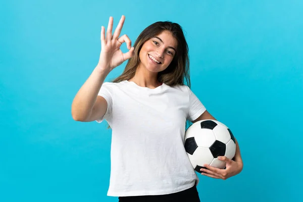 Junge Kaukasische Frau Isoliert Auf Blauem Hintergrund Mit Fußball Und — Stockfoto