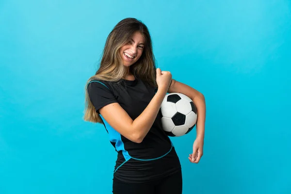 Genç Futbolcu Kadın Mavi Arka Planda Tek Başına Zaferi Kutluyor — Stok fotoğraf