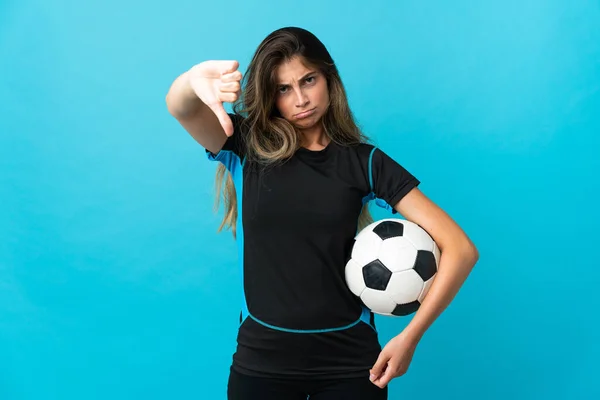 Молода Жінка Футболістка Ізольована Синьому Фоні Показуючи Великий Палець Вниз — стокове фото