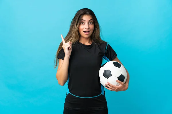 Jovem Jogador Futebol Mulher Isolada Fundo Azul Com Intenção Realizar — Fotografia de Stock