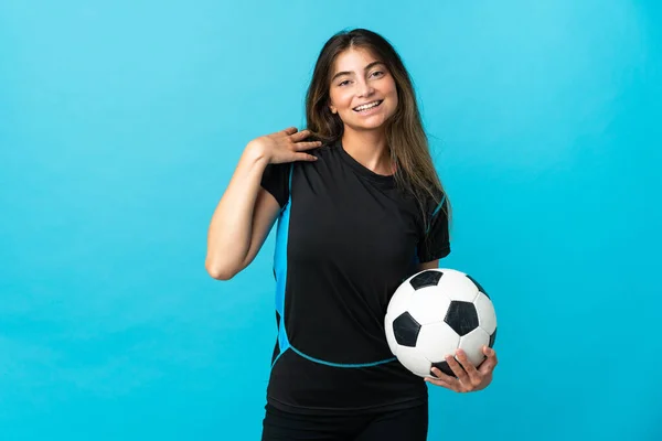 Joven Futbolista Mujer Aislada Sobre Fondo Azul Riendo —  Fotos de Stock
