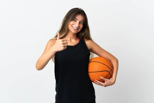 年轻的高加索女人 与白人背景隔离 打篮球 大拇指向上 — 图库照片