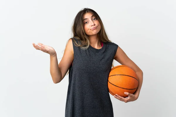 Молодая Женщина Играющая Баскетбол Белом Фоне Испытывает Сомнения Поднимая Руки — стоковое фото