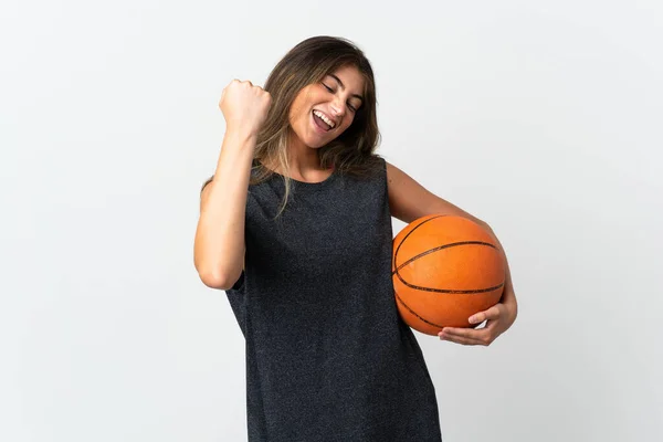 Молода Жінка Грає Баскетбол Ізольовано Білому Тлі Відзначаючи Перемогу — стокове фото