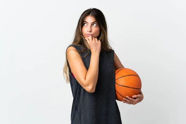 Jovem Mulher Jogando Basquete Isolado Fundo Branco Olhando Para Cima — Fotografia de Stock