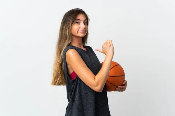 Молодая Женщина Играющая Баскетбол Белом Фоне Гордая Самодовольная — стоковое фото