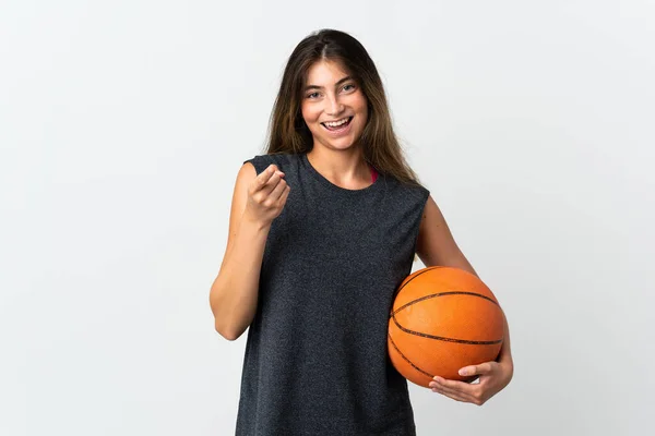 Молодая Женщина Играющая Баскетбол Изолированы Белом Фоне Удивлен Указывая Вперед — стоковое фото