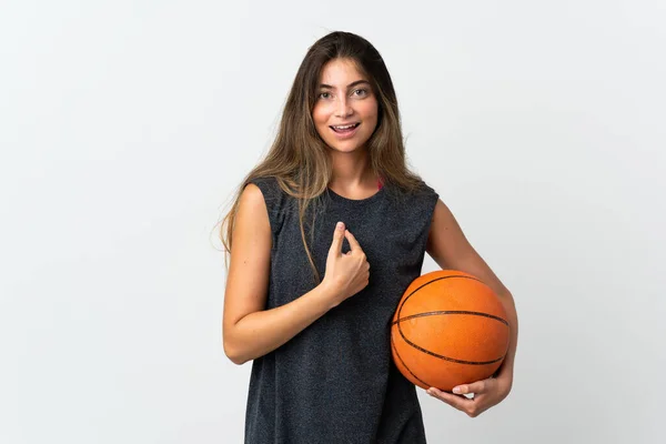 在白人背景下打篮球的年轻女子面带惊讶的表情 — 图库照片