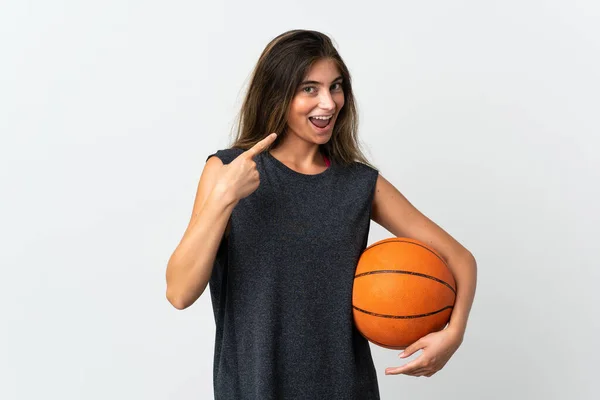 배경에서 고립된 농구를 여자가 엄지손가락을 치켜들고 몸짓을 — 스톡 사진