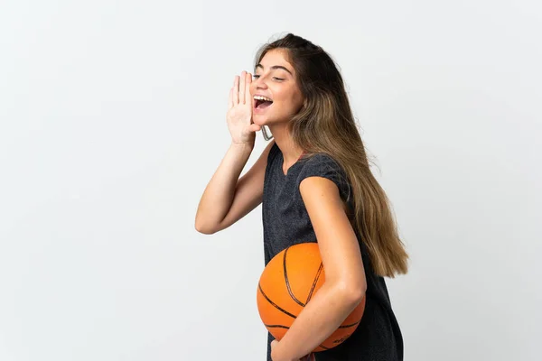 Молодая Женщина Играет Баскетбол Изолированы Белом Фоне Кричать Открытым Ртом — стоковое фото