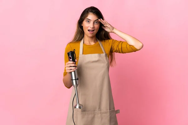 Jonge Chef Kok Vrouw Met Behulp Van Hand Blender Geïsoleerd — Stockfoto