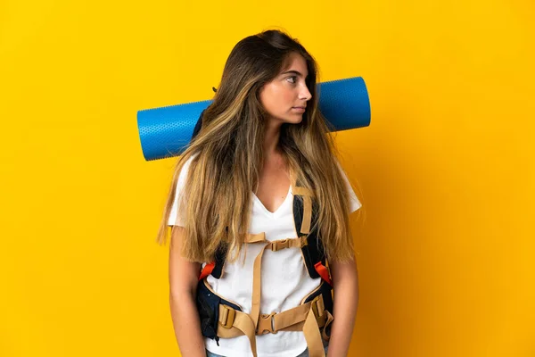 Jovem Montanhista Mulher Com Uma Grande Mochila Isolada Fundo Amarelo — Fotografia de Stock