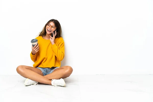 Jonge Vrouw Zit Vloer Geïsoleerd Een Witte Achtergrond Met Koffie — Stockfoto