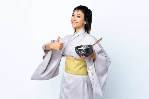 Mujer Joven Usando Kimono Sosteniendo Tazón Fideos Sobre Fondo Blanco — Foto de Stock