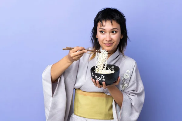 Jonge Vrouw Draagt Kimono Geïsoleerde Blauwe Achtergrond Met Een Kom — Stockfoto