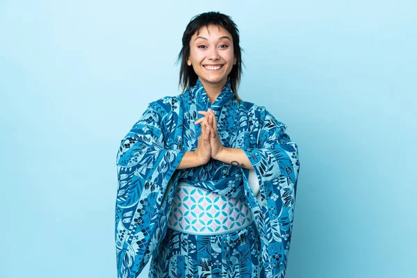 Mujer Joven Usando Kimono Sobre Fondo Azul Aislado Riendo —  Fotos de Stock