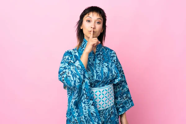 Mujer Joven Usando Kimono Sobre Fondo Azul Aislado Mostrando Gesto —  Fotos de Stock