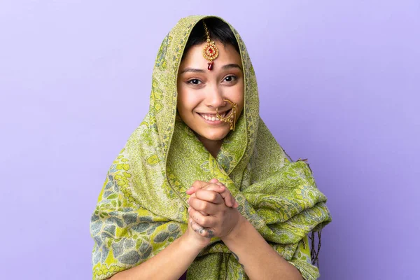 紫の背景に孤立したインド人女性が笑う — ストック写真