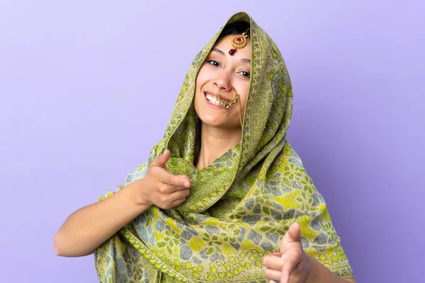 Femme Indienne Isolée Sur Fond Violet Pointant Vers Devant Souriant — Photo