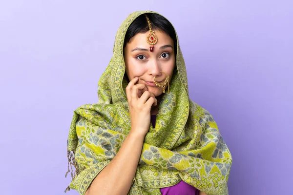 Indická Žena Izolované Fialovém Pozadí Myšlení — Stock fotografie