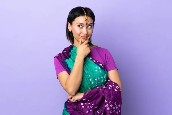 Indická Žena Izolované Fialovém Pozadí Myšlení Nápad Při Pohledu Nahoru — Stock fotografie