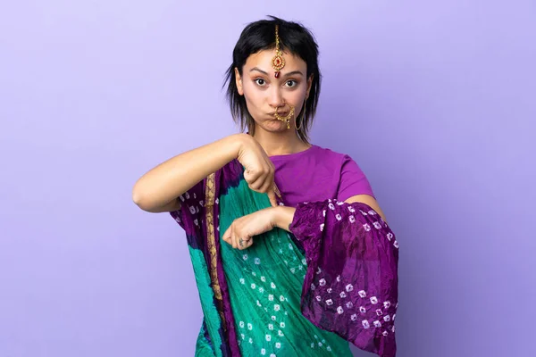 Femme Indienne Isolée Sur Fond Violet Faisant Geste Être Retard — Photo