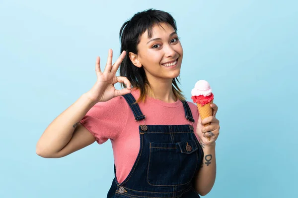 Νεαρή Ουρουγουανή Κοπέλα Κρατώντας Ένα Παγωτό Κορνέτα Πάνω Από Απομονωμένο — Φωτογραφία Αρχείου