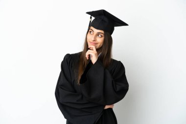 Genç üniversite mezunu beyaz arka planda izole edilmiş ve araştırılıyor