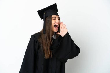 Genç üniversite mezunu beyaz arka planda ağzı açık bağırıyor.